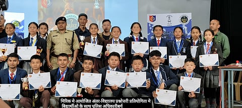 विद्यालय प्रश्नोत्तरी प्रतियोगिता में विद्यार्थियों के साथ पुलिस अधिकारी वर्ग