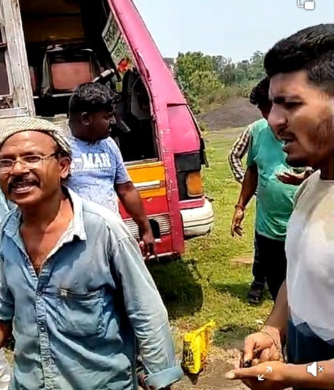 घायल ड्राइवर को अस्पताल ले जाते