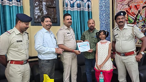रक्तदाता को सम्मानित करते अंडाल के थाना प्रभारी मेधनाथ मंडल साथ में हैं आसनसोल जिला अस्पताल के अधीक्षक डॉ. निखिल चंद्र दास व अन्य अधिकारी