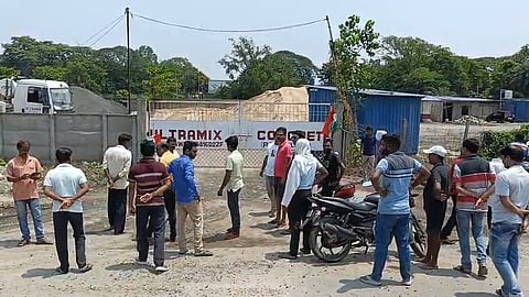 फैक्ट्री के बाहर प्रदर्शन करते तृणमूल कार्यकर्ता