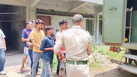 छेड़छाड़ के आरोप गिरफ्तार चार अभियुक्तों को कोर्ट ले जाती पुलिस