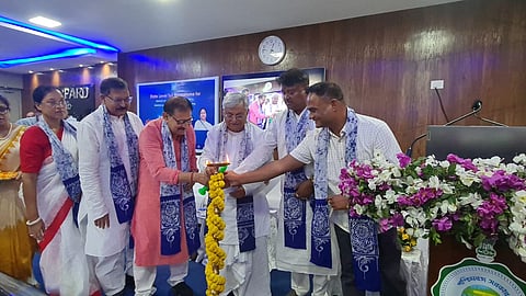 मंत्री बेचाराम मन्ना दीप प्रज्जवलित कर टेनिंग ऑफ ट्रेनर्स कार्यक्रम का उद्घाटन करते हुए, साथ में है मंत्री प्रदीप मजूमदार, विमान बनर्जी व अन्य