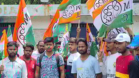 प्लांट के सामने प्रदर्शन करते तृणमूल समर्थक