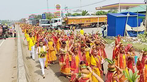 कलश यात्रा में शामिल महिलाएं