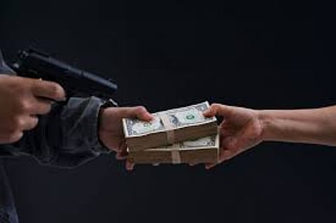 इंटाली में दिनदहाड़े टैक्सी से 2.66 करोड़ रुपये की लूट