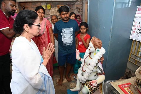 मूर्ति बनाने वाले कारखाना में भगवान शिव की तैयार मूर्ति को माल्यार्पण कर प्रणाम करतीं मुख्यमंत्री ममता बनर्जी