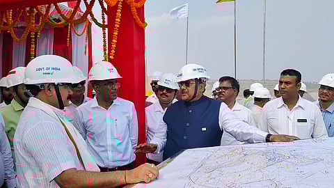 सोनपुर बाजारी परियोजना की जानकारी लेते केन्द्रीय कोयला राज्य मंत्री सतीश चंद्र दुबे