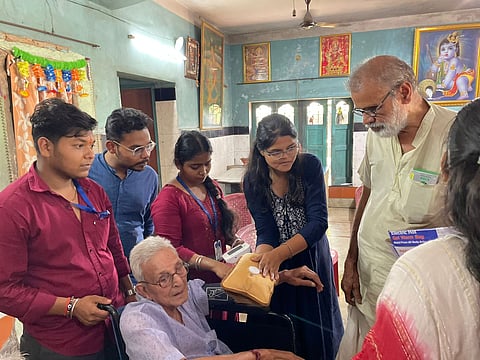 वृद्धा की होथ को गर्म सेंक देती छात्रा