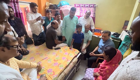 तृणमूल हिंदी प्रकोष्ठ के राज्य अध्यक्ष तथा जोड़ासांको के विधायक विवेक गुप्त बीएसएफ जवान पूर्णम साव के परिजनों से बातचीत करते हुए