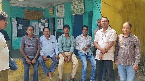 कोलियरी के सामने धरना पर बैठे श्रमिक संगठन के सदस्य