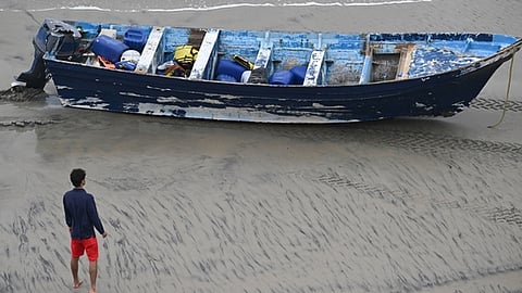 अमेरिका : बीच पर नौका पलटने से 3 की मौत; दो भारतीय बच्चों सहित 7 लापता