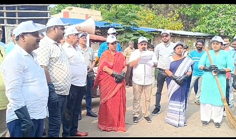 डीएम मुक्ता आर्या की उपस्थिति में सफाई अभियान चलाया गया