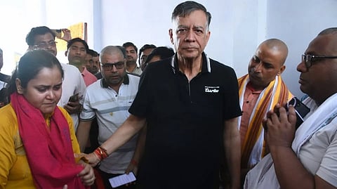 शुभम द्विवेदी के परिजन से मुलाकात करते विधानसभा के अध्यक्ष सतीश महाना