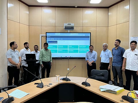 एनआईटी में ईआरपी सिस्टम स्माइल का मॉडल दिखाते प्रो. अरविंद चौबे