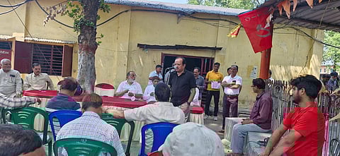 श्रमिकों को संबोधित करते एटक नेता गुरुदास चक्रवर्ती