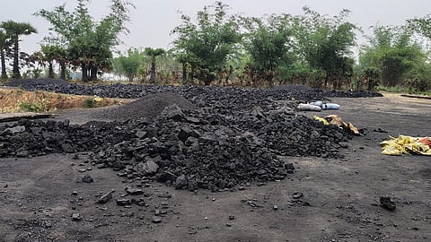 अवैध कोयला डिप्पो में पड़ा कोयला