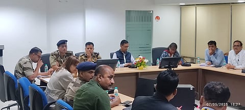 कोलकाता एयरपोर्ट के डायरेक्टर डॉ. पी. आर. बेउरिया बैठक करते हुए