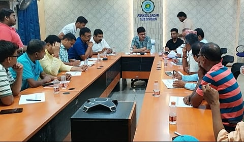 विभिन्न राजनीतिक दल के प्रतिनिधियों के साथ बैठक करते एसडीओ विश्वजीत भट्टाचार्य