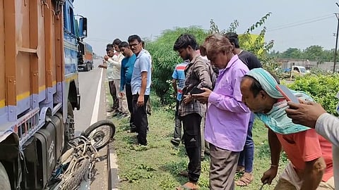 दुर्घटना में बाइक पर चढ़ी लॉरी