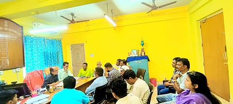 खड़गपुर में जमीन विवाद की समस्या को ले टीएमसी नेताओं ने भूमि अधिकारी संग की बैठक