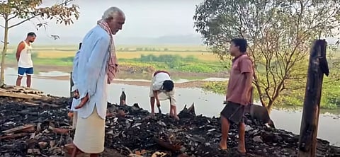 रात के समय आग लगने से जलकर राख हुई चाय की दुकान