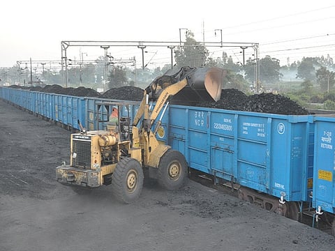 रैक मेें कोयला लोड करते जेसीबी