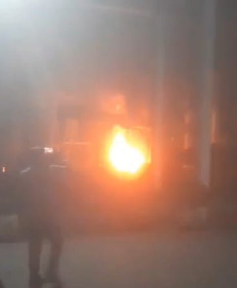 डीपीएल के ट्रांसफार्मर में लगी आग का दृश्य