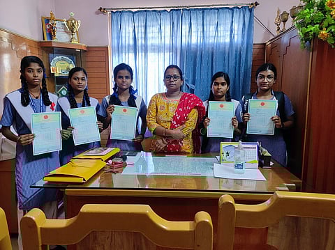 आर्य कन्या बालिका विद्यालय की छात्राएं रिजल्ट दिखाती साथ में शिक्षिका प्रभारी पुनम भारती