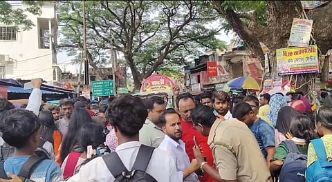 विरोध प्रदर्शन करते छात्र और उन्हें समझाते पुलिस अधिकारी