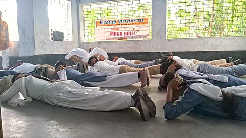 रिसड़ा विद्यापीठ के स्टूडेंट्स मॉक ड्रिल में हिस्सा लेती हुईं