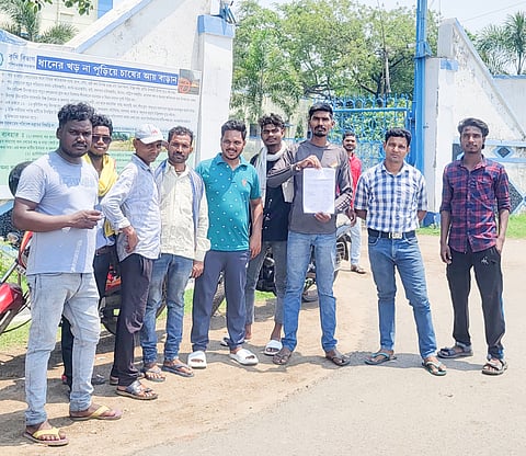 ज्ञापन दिखाते ग्रामीण