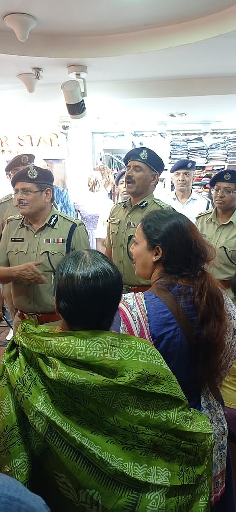 होटल व मार्केट के फायर फाइटिंग सिस्टम का सीपी ने किया निरीक्षण