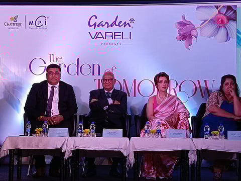 मंच पर उपस्थित प्रसिद्ध कलाकार अर्पिता चटर्जी, अवंती चक्रवर्ती, देवी प्रसाद पात्रा, डॉ. महेंद्र सिंह भदौरिया व अन्य