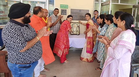 रवींद्रनाथ टैगोर के चित्र पर माल्यार्पण करते संस्था के पदाधिकारी