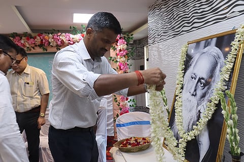 रवीन्द्र नाथ ठाकुर के तस्वीर पर माल्यार्पण करते जिला अधिकारी एस पोन्नमबलम