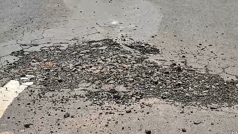 चंद दिनों में बनी सड़क हुई बदहाल