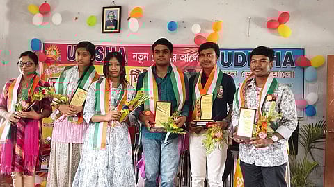 पांडुआ के जायर हाई स्कूल में मेधावी छात्रों को सम्मानित करने के दौरान ली गई तस्वीर