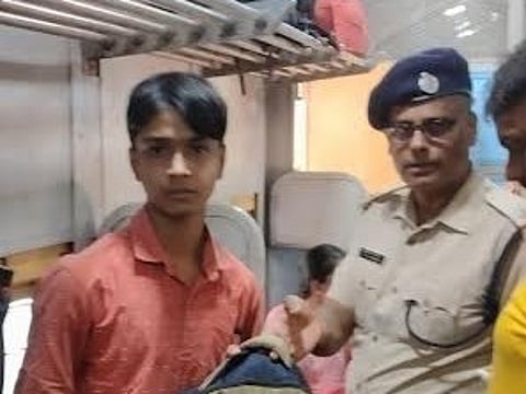 यात्री का खोया हुआ बैग बरामद कर लौटाते आरपीएफ