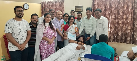 दी आर्ट ऑफ लिविंग वॉलेंटियर ने रक्तदान शिविर का किया आयोजन