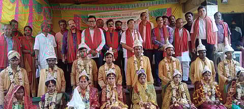 सामुहिक विवाह सामारोह में वर वधु के साथ संस्था के सदस्य