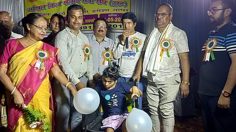 जरूरतमंदों को व्हील चेयर प्रदान करते प्रद्युत मजूमदार