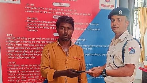 खोया मोबाइल बरामद कर उसके मालिक को सौंपते आरपीएफ के अधिकारी