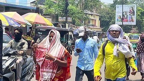 गर्मी मे परेशान लोग