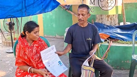 दृष्टिहीन महिला आरोप पत्र दिखाती