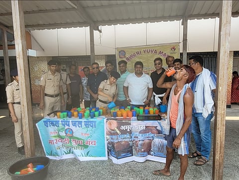 भीषण गर्मी को देखते हुए यात्रियों के बीच जलजीरा पानी का वितरण