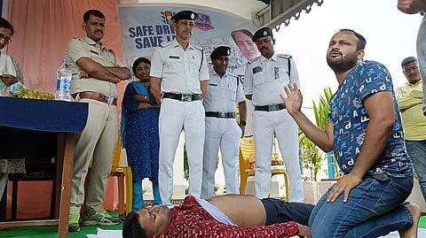 सड़क दुर्घटना को लेकर जागरुकता शिविर