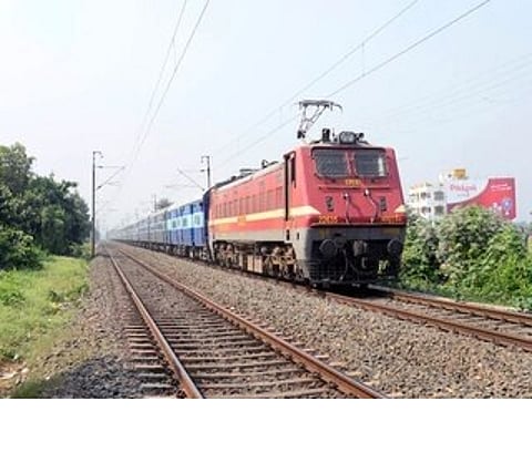 खड़गपुर मंडल में ट्रेनों की लेटलतीफी से बसों पर लोगों की बढ़ रही निर्भरता