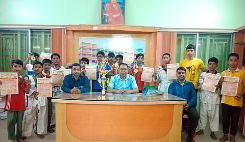 ताइक्वांडो चैम्पियनशिप में विजयी प्रतिभागी मेडल और प्रमाण पत्र दिखाते साथ में शिक्षक प्रभारी व शिक्षक