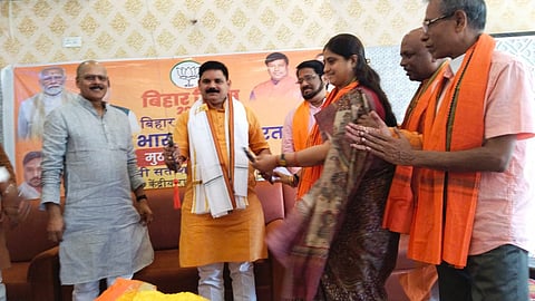 केंद्रीय कोयला राज्य मंत्री सतीश चंद्र दुबे को तलवार भेंट करती हुईं शशि सिंह झा