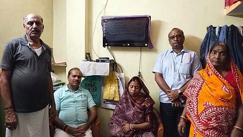 बीएसएफ जवान की पत्नी और परिजनों से बातचीत करते हुए रिसड़ा पालिका के चेयरमैन विजय सागर मिश्रा